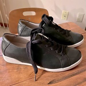 Dansko women’s size 8 casual shoe